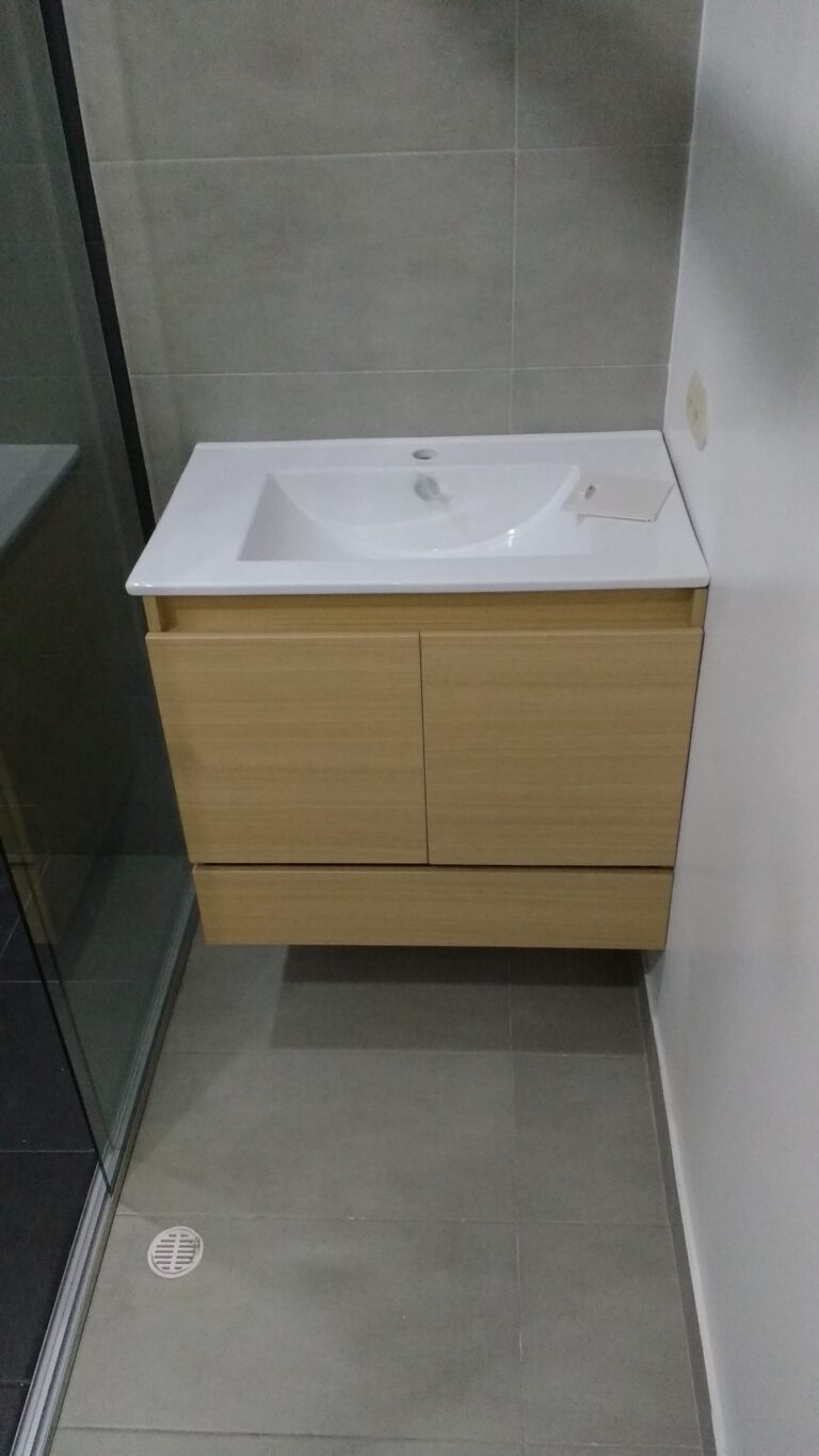 Cocinas integrales, Muebles para baños en Bogotá, Colombia. Cúbiko Arquitectura. Diseño de todo tipo de muebles, mobiliario, carpintería arquitectónica, remodelaciones y obra civil en Bogotá, Colombia. Proyectos en el hogar, comercial y empresarial. Closets, Mobiliario para oficinas, Centros de entretenimiento, Puertas entamboradas y macizas, Decoración y manejo de maderas Contrachapadas. Asesoría en diseño y arquitectura interior, Presentación de planos técnicos, Mobiliario, Ebanistería, Remodelaciones, Renders. Diseñamos Espacios comerciales para Locales, Vivienda, Oficinas. Obras civiles, Reparaciones locativas, Fabricación y montaje de estructuras metálicas, Fabricación y montaje de divisiones para oficinas en vidrio y acero inoxidable, Mobiliario en acero inox, Mobiliario y superficies en resina acrilica corian. Diseño de muebles y mobiliario para Sector educativo y Sector salud. Impermeabilizaciones.