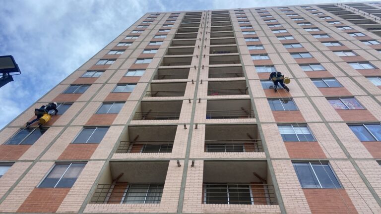 Mantenimiento y lavado de fachadas en Bogotá, Colombia. Impermeabilizaciones. Cúbiko Arquitectura. Diseño de todo tipo de muebles, mobiliario, carpintería arquitectónica, remodelaciones y obra civil en Bogotá, Colombia. Proyectos en el hogar, comercial y empresarial. Closets, Cocinas integrales, Muebles para baños, Mobiliario para oficinas, Centros de entretenimiento, Puertas entamboradas y macizas, Decoración y manejo de maderas Contrachapadas. Asesoría en diseño y arquitectura interior, Presentación de planos técnicos, Mobiliario, Ebanistería, Remodelaciones, Renders. Diseñamos Espacios comerciales para Locales, Vivienda, Oficinas. Obras civiles, Reparaciones locativas, Fabricación y montaje de estructuras metálicas, Fabricación y montaje de divisiones para oficinas en vidrio y acero inoxidable, Mobiliario en acero inox, Mobiliario y superficies en resina acrilica corian. Diseño de muebles y mobiliario para Sector educativo y Sector salud.