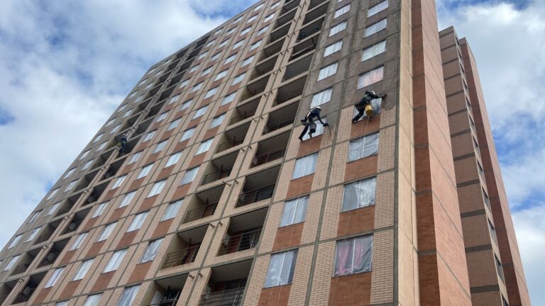 Mantenimiento y lavado de fachadas en Bogotá, Colombia. Impermeabilizaciones. Cúbiko Arquitectura. Diseño de todo tipo de muebles, mobiliario, carpintería arquitectónica, remodelaciones y obra civil en Bogotá, Colombia. Proyectos en el hogar, comercial y empresarial. Closets, Cocinas integrales, Muebles para baños, Mobiliario para oficinas, Centros de entretenimiento, Puertas entamboradas y macizas, Decoración y manejo de maderas Contrachapadas. Asesoría en diseño y arquitectura interior, Presentación de planos técnicos, Mobiliario, Ebanistería, Remodelaciones, Renders. Diseñamos Espacios comerciales para Locales, Vivienda, Oficinas. Obras civiles, Reparaciones locativas, Fabricación y montaje de estructuras metálicas, Fabricación y montaje de divisiones para oficinas en vidrio y acero inoxidable, Mobiliario en acero inox, Mobiliario y superficies en resina acrilica corian. Diseño de muebles y mobiliario para Sector educativo y Sector salud.