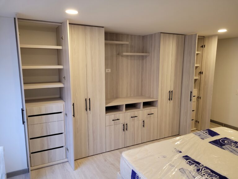 Remodelaciones de viviendas, apartamentos, oficinas y obra civil en Bogotá, Colombia. Cúbiko Arquitectura. Diseño de todo tipo de muebles, mobiliario, carpintería arquitectónica, Proyectos en el hogar, comercial y empresarial. Closets, Mobiliario para oficinas, Centros de entretenimiento, Puertas entamboradas y macizas, Decoración y manejo de maderas Contrachapadas. Asesoría en diseño y arquitectura interior, Presentación de planos técnicos, Mobiliario, Ebanistería, Remodelaciones, Renders. Diseñamos Espacios comerciales para Locales, Vivienda, Oficinas. Obras civiles, Reparaciones locativas, Fabricación y montaje de estructuras metálicas, Fabricación y montaje de divisiones para oficinas en vidrio y acero inoxidable, Mobiliario en acero inox, Mobiliario y superficies en resina acrilica corian. Diseño de muebles y mobiliario para Sector educativo y Sector salud. Impermeabilizaciones.