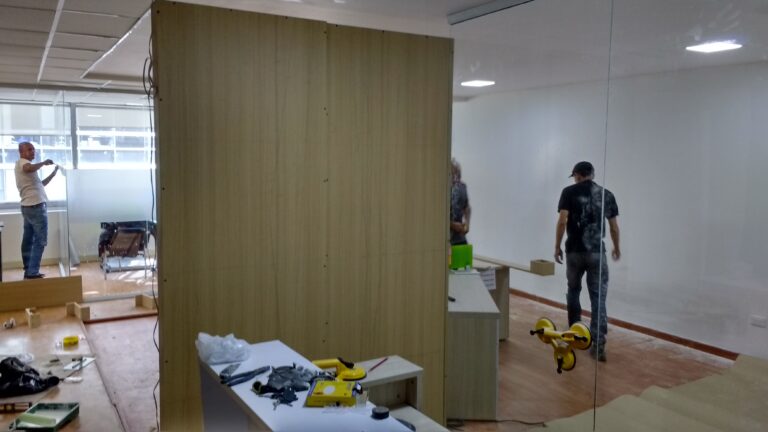 Obras civiles, obra civil y remodelaciones en oficinas en Bogotá, Colombia. Puertas entamboradas y macizas, Decoración y manejo de maderas Contrachapadas. Cúbiko Arquitectura. Remodelaciones de viviendas, apartamentos, oficinas y obra civil. Diseño de todo tipo de muebles, mobiliario, carpintería arquitectónica, Proyectos en el hogar, comercial y empresarial. Closets, Mobiliario para oficinas, Centros de entretenimiento, Asesoría en diseño y arquitectura interior, Presentación de planos técnicos, Mobiliario, Ebanistería, Remodelaciones, Renders. Diseñamos Espacios comerciales para Locales, Vivienda, Oficinas. Obras civiles, Reparaciones locativas, Fabricación y montaje de estructuras metálicas, Fabricación y montaje de divisiones para oficinas en vidrio y acero inoxidable, Mobiliario en acero inox, Mobiliario y superficies en resina acrilica corian. Diseño e instalación de closets. Diseño de muebles y mobiliario para Sector educativo y Sector salud. Impermeabilizaciones.